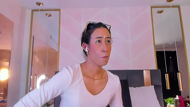 Snapshot of GabyPetit chatting on November 10, 8:08 pm GabyPetit online show from November 10, 8:08 pm