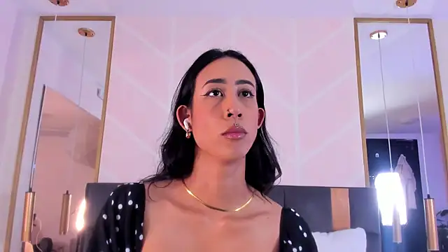 Snapshot of GabyPetit chatting on December 4, 7:55 pm GabyPetit online show from December 4, 7:55 pm