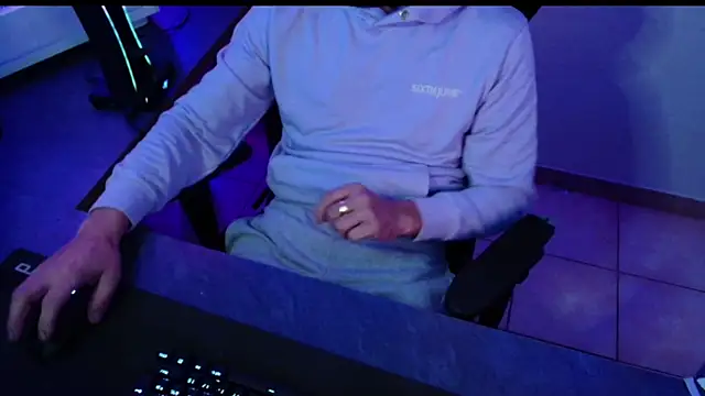 Snapshot of Vlad230323 chatting on December 4, 4:16 pm Vlad230323 online show from December 4, 4:16 pm