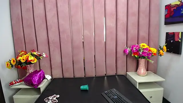 EmilyyEvans  online show from December 14, 1:38 pm