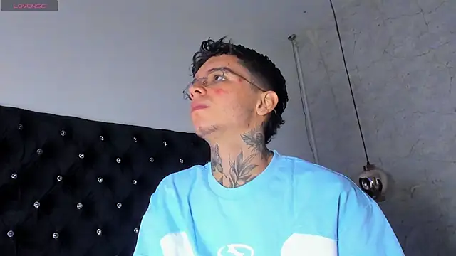 Snapshot of Ian_Castillo_ chatting on October 21, 11:11 am Ian Castillo online show from October 21, 11:11 am