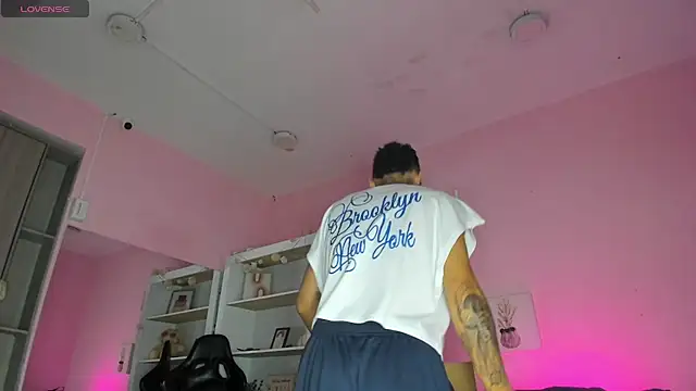 Snapshot of Ian_Castillo_ chatting on October 23, 11:09 am Ian Castillo online show from October 23, 11:09 am