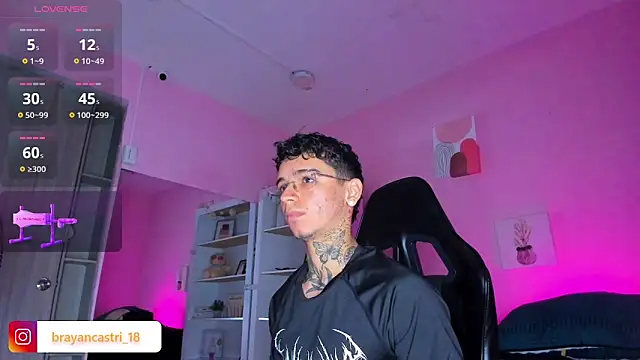 Snapshot of Ian_Castillo_ chatting on October 29, 11:12 am Ian Castillo online show from October 29, 11:12 am