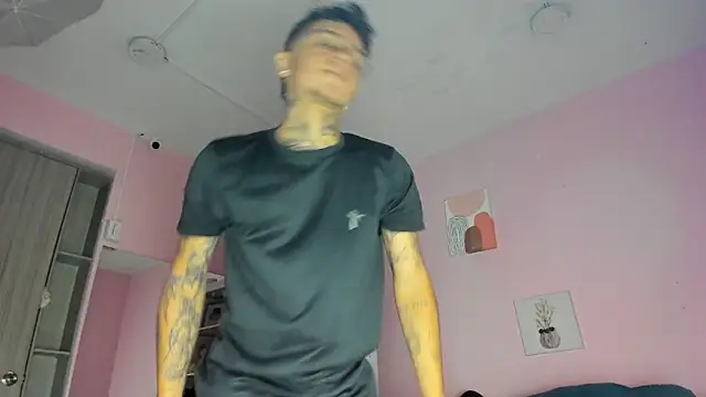 Snapshot of Ian_Castillo_ chatting on November 3, 11:11 am Ian Castillo online show from November 3, 11:11 am