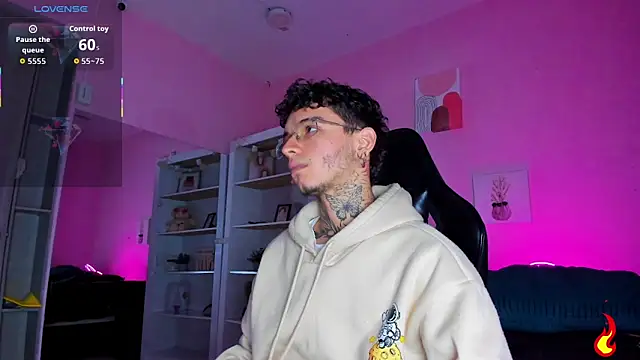 Snapshot of Ian_Castillo_ chatting on December 3, 11:19 am Ian Castillo online show from December 3, 11:19 am