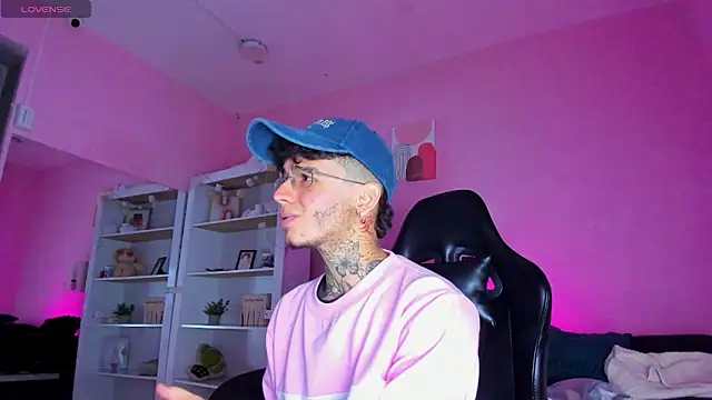 Snapshot of Ian_Castillo_ chatting on December 15, 11:25 am Ian Castillo online show from December 15, 11:25 am