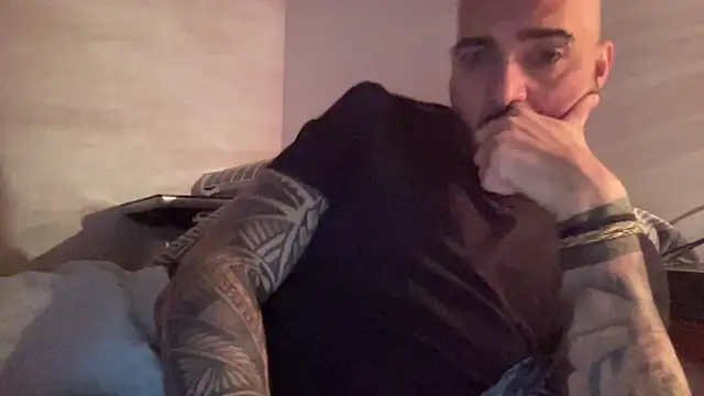 Snapshot of alessandromori91 chatting on December 22, 10:18 pm alessandromori91 online show from December 22, 10:18 pm