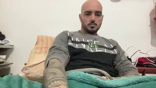 Snapshot of alessandromori91 chatting on January 18, 8:34 pm alessandromori91 online show from January 18, 8:34 pm