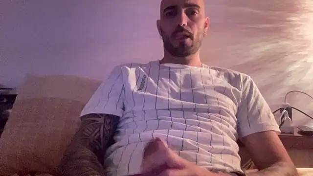 Snapshot of alessandromori91 chatting on February 20, 9:37 pm alessandromori91 online show from February 20, 9:37 pm