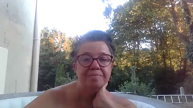 Snapshot of Vandeae44 chatting on July 8, 7:29 pm Vandeae44 online show from July 8, 7:29 pm