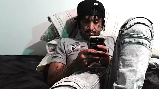 Snapshot of Azazelihornyasf chatting on October 16, 9:49 pm Azazelihornyasf online show from October 16, 9:49 pm