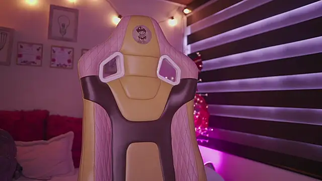 Snapshot of milly_kenner chatting on December 14, 2:55 pm milly kenner online show from December 14, 2:55 pm