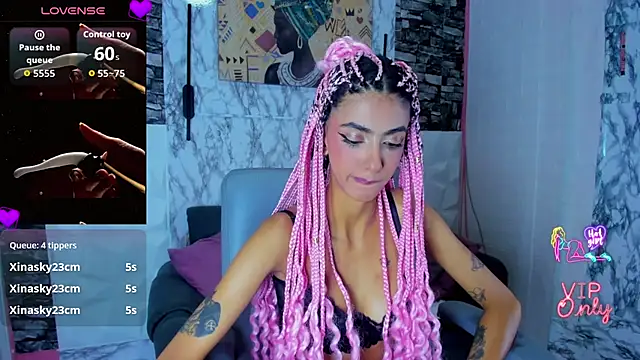 Snapshot of Queen_Cuarxxo chatting on April 21, 2:51 am Queen Cuarxxo online show from April 21, 2:51 am
