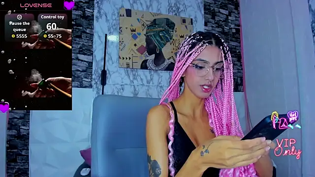 Snapshot of Queen_Cuarxxo chatting on April 21, 11:40 pm Queen Cuarxxo online show from April 21, 11:40 pm