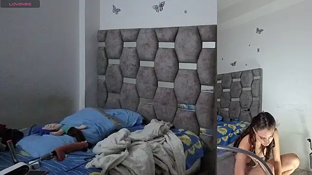 aurelialux online show from February 6, 8:45 pm