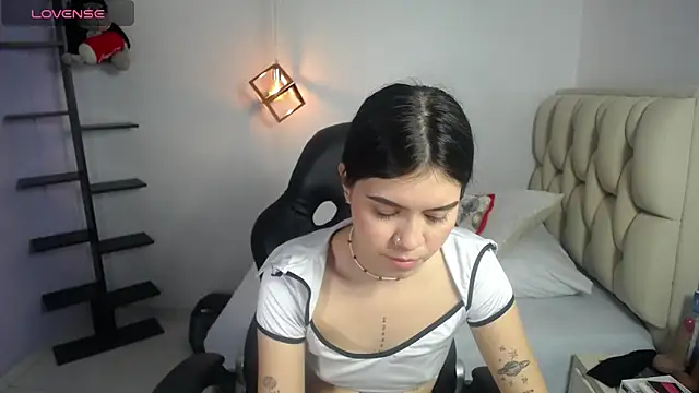 cassiehoward14 online show from December 3, 7:01 pm