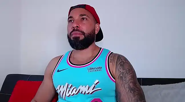 Snapshot of roman_muscle chatting on December 5, 8:55 pm roman muscle online show from December 5, 8:55 pm