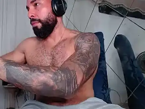 Snapshot of roman_muscle chatting on January 9, 2:54 am roman muscle online show from January 9, 2:54 am