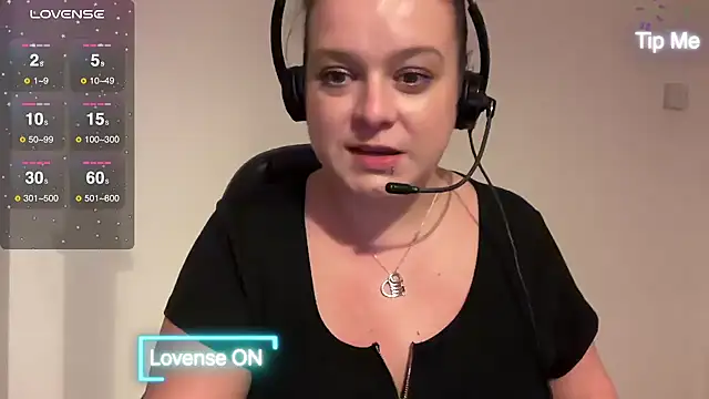 Snapshot of NaughtyWifeUK chatting on December 2, 4:09 pm NaughtyWifeUK online show from December 2, 4:09 pm