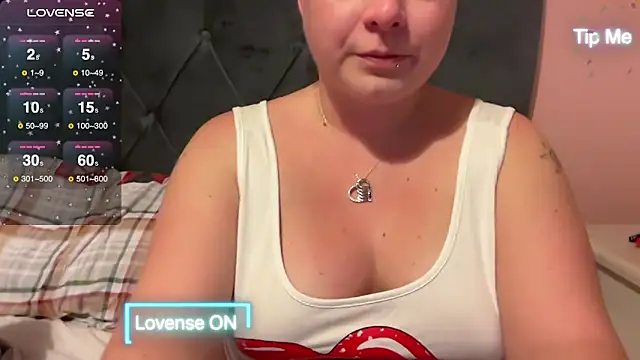 Snapshot of NaughtyWifeUK chatting on December 3, 9:34 pm NaughtyWifeUK online show from December 3, 9:34 pm