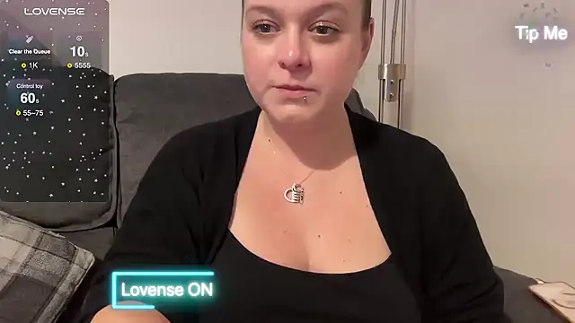 Snapshot of NaughtyWifeUK chatting on December 4, 10:19 pm NaughtyWifeUK online show from December 4, 10:19 pm