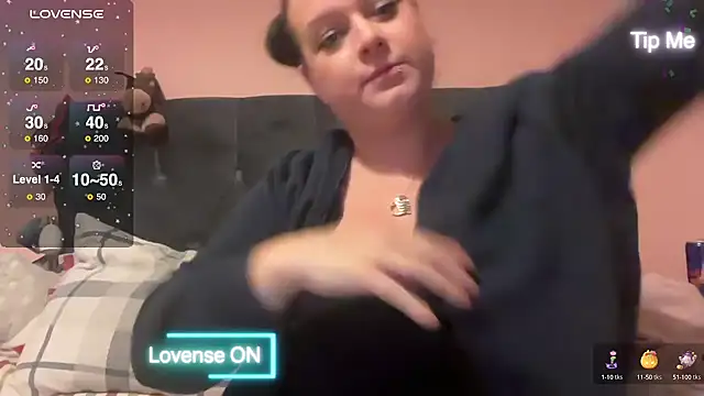 Snapshot of NaughtyWifeUK chatting on December 13, 6:49 pm NaughtyWifeUK online show from December 13, 6:49 pm