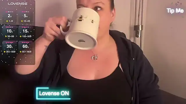 Snapshot of NaughtyWifeUK chatting on December 13, 10:02 pm NaughtyWifeUK online show from December 13, 10:02 pm