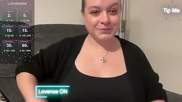 Snapshot of NaughtyWifeUK chatting on December 17, 10:22 pm NaughtyWifeUK online show from December 17, 10:22 pm