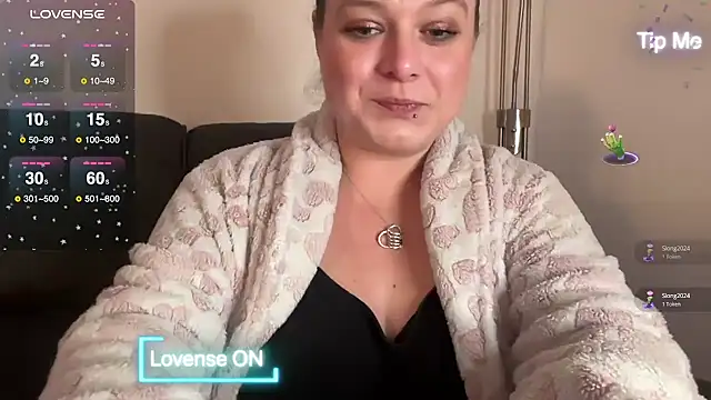 Snapshot of NaughtyWifeUK chatting on December 19, 10:53 pm NaughtyWifeUK online show from December 19, 10:53 pm