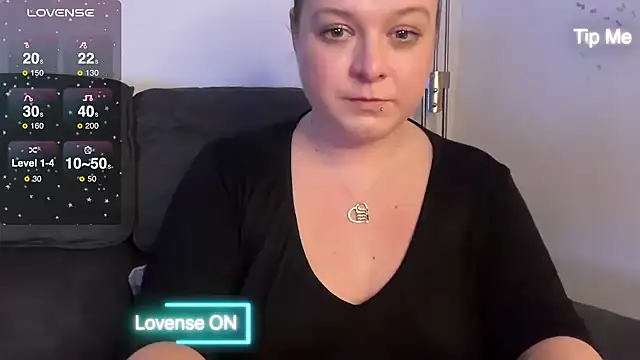 Snapshot of NaughtyWifeUK chatting on December 21, 11:45 pm NaughtyWifeUK online show from December 21, 11:45 pm