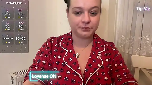 Snapshot of NaughtyWifeUK chatting on December 23, 11:06 pm NaughtyWifeUK online show from December 23, 11:06 pm