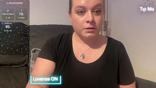 Snapshot of NaughtyWifeUK chatting on December 30, 10:34 pm NaughtyWifeUK online show from December 30, 10:34 pm