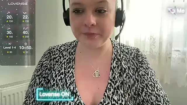 Snapshot of NaughtyWifeUK chatting on January 7, 1:24 pm NaughtyWifeUK online show from January 7, 1:24 pm