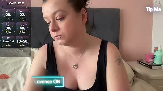 Snapshot of NaughtyWifeUK chatting on January 18, 12:36 pm NaughtyWifeUK online show from January 18, 12:36 pm