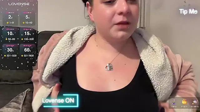 Snapshot of NaughtyWifeUK chatting on January 19, 1:21 am NaughtyWifeUK online show from January 19, 1:21 am