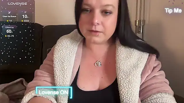 Snapshot of NaughtyWifeUK chatting on February 5, 11:28 pm NaughtyWifeUK online show from February 5, 11:28 pm