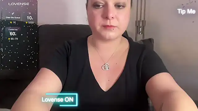 Snapshot of NaughtyWifeUK chatting on February 8, 11:24 pm NaughtyWifeUK online show from February 8, 11:24 pm