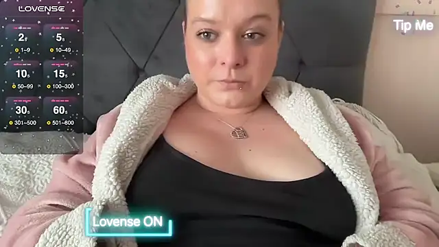 Snapshot of NaughtyWifeUK chatting on February 17, 4:04 pm NaughtyWifeUK online show from February 17, 4:04 pm