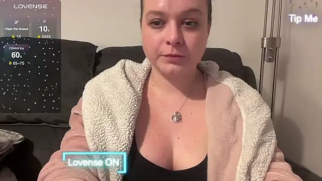 Snapshot of NaughtyWifeUK chatting on February 21, 12:16 am NaughtyWifeUK online show from February 21, 12:16 am