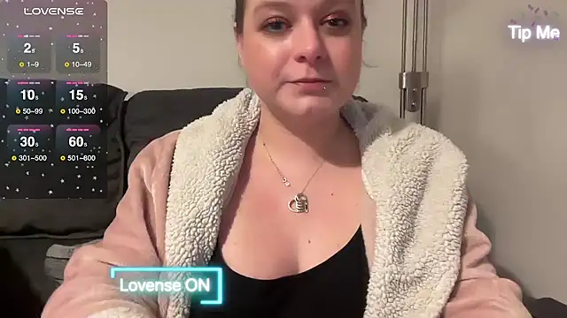 Snapshot of NaughtyWifeUK chatting on February 23, 12:41 am NaughtyWifeUK online show from February 23, 12:41 am