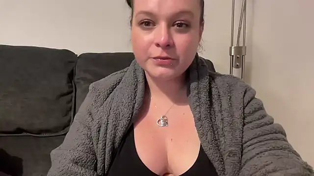 Snapshot of NaughtyWifeUK chatting on March 11, 11:59 pm NaughtyWifeUK online show from March 11, 11:59 pm