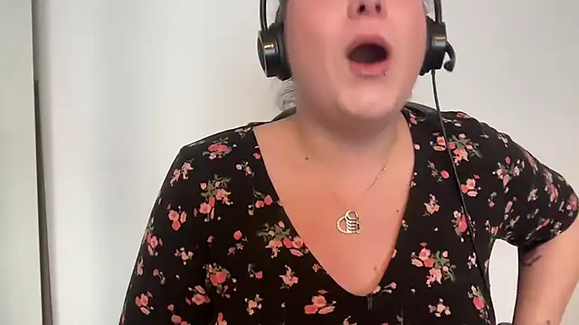 Snapshot of NaughtyWifeUK chatting on March 13, 4:34 pm NaughtyWifeUK online show from March 13, 4:34 pm