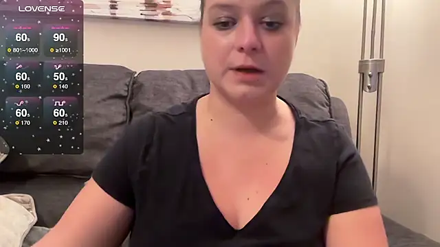 Snapshot of NaughtyWifeUK chatting on October 11, 12:21 am NaughtyWifeUK online show from October 11, 12:21 am