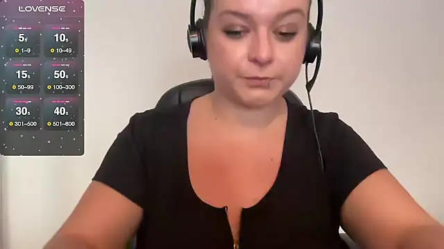 Snapshot of NaughtyWifeUK chatting on October 18, 2:18 pm NaughtyWifeUK online show from October 18, 2:18 pm