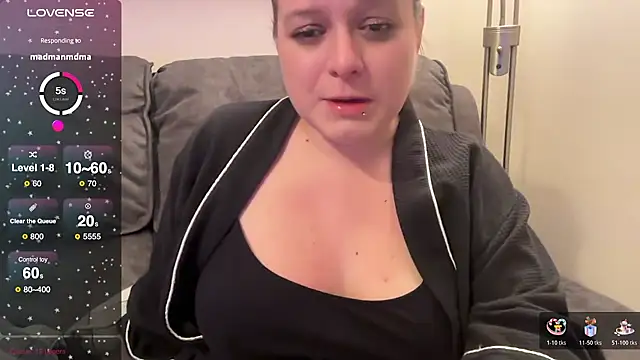 Snapshot of NaughtyWifeUK chatting on November 21, 1:37 am NaughtyWifeUK online show from November 21, 1:37 am