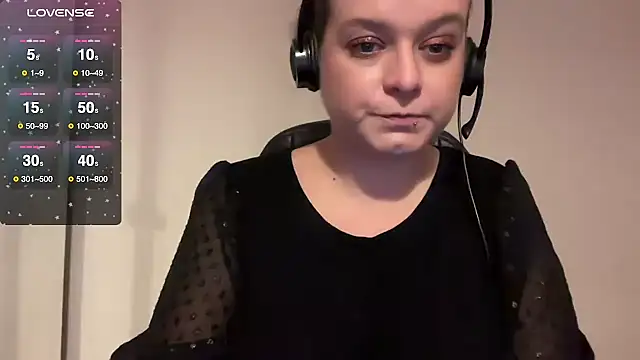 Snapshot of NaughtyWifeUK chatting on November 28, 4:09 pm NaughtyWifeUK online show from November 28, 4:09 pm