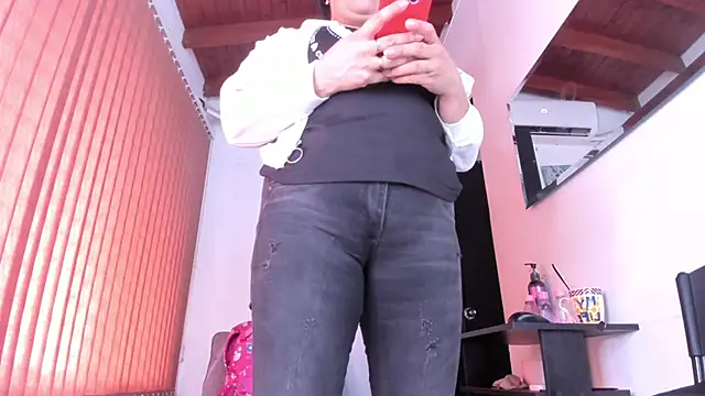 Snapshot of alondrabigtits chatting on April 19, 6:10 pm alondrabigtits online show from April 19, 6:10 pm
