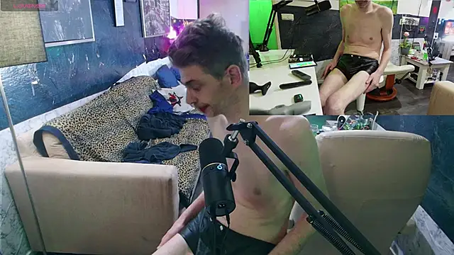 Snapshot of Doggyray44 chatting on December 7, 8:49 pm Doggyray44 online show from December 7, 8:49 pm