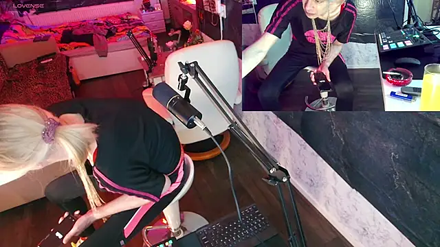 Snapshot of Doggyray44 chatting on December 21, 4:25 pm Doggyray44 online show from December 21, 4:25 pm