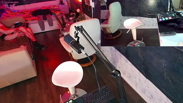 Snapshot of Doggyray44 chatting on December 21, 7:27 pm Doggyray44 online show from December 21, 7:27 pm